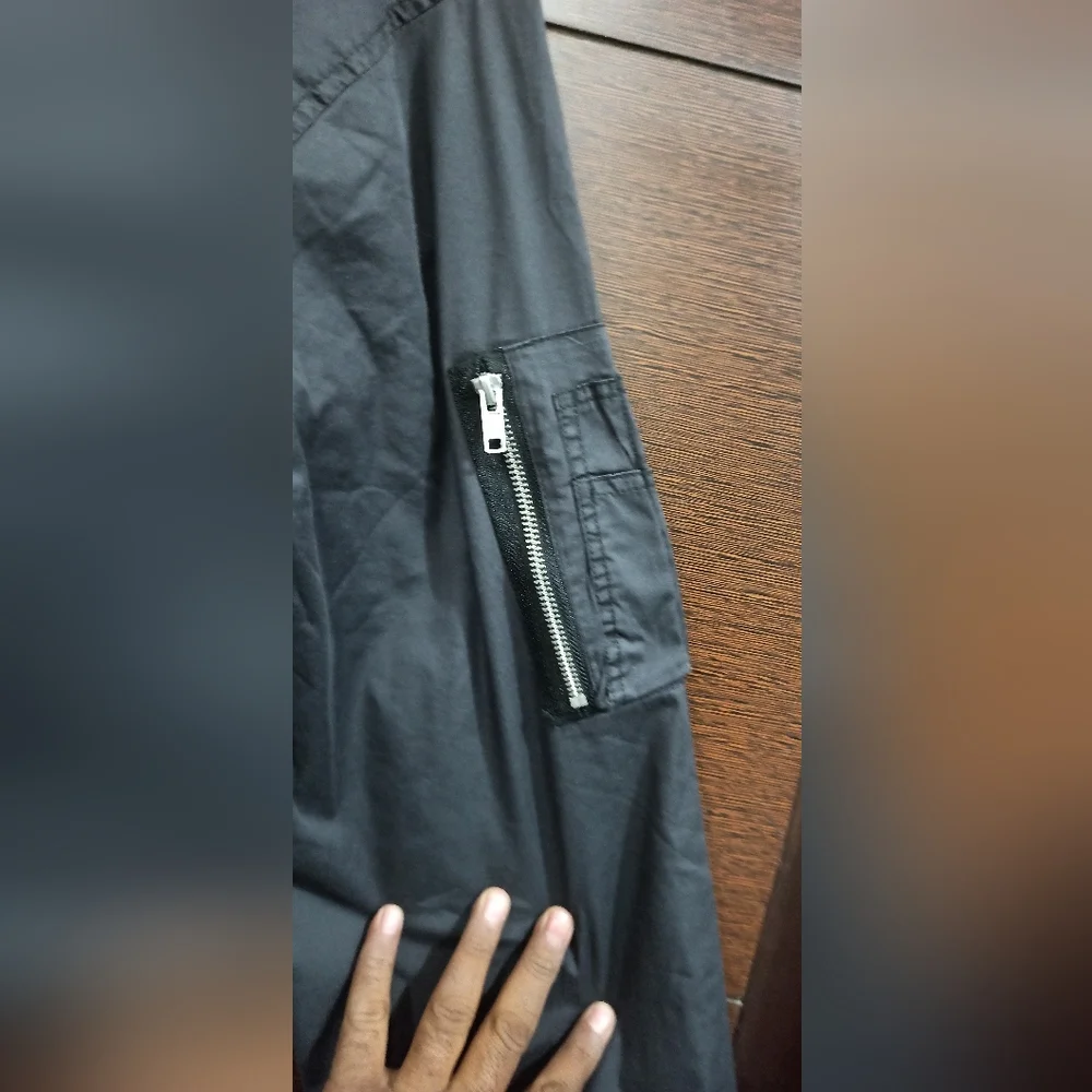 Abercrombie & Fitch - Picture 2 of 9